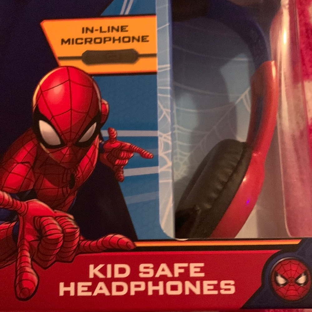 L Spider-Man kid safe headphones in-line microphone